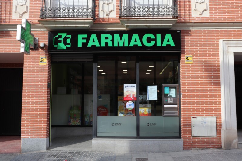Exterior de Farmacia Clarisas en C/ Jerónimo del Moral, 19
