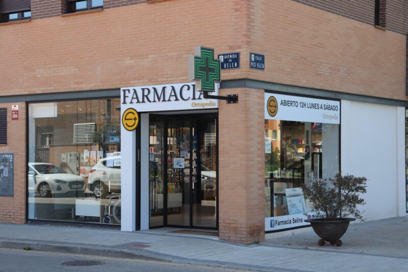 Exterior de Farmacia Selina en Avda. Belén, esquina C/ Pico Veleta