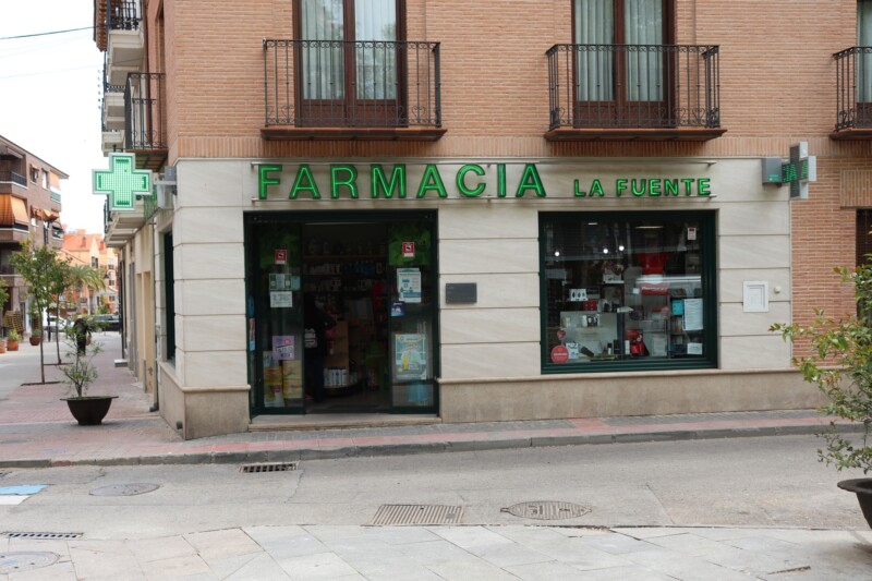 Exterior de Farmacia M. Dolores Rdgz. Díez en Pza. Ventura Rodríguez, 9